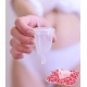 Femme-qui-tient-une-cup-hygiene-feminine-translucide-taille-1-pochette-rose-lamazuna translucide Taille 1 pochette en coton bio 